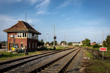 Gryfice, Polonya - 19 Eylül 2023: Eski tren istasyonu inşaatı ve demiryolları. 