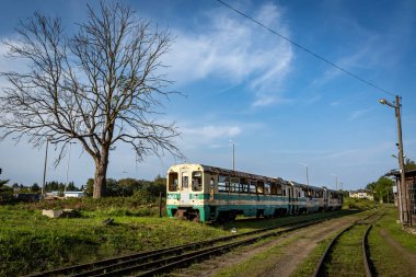 Gryfice, Polonya - 19 Eylül 2023: Tren istasyonunda eski paslı yolcu vagonu treni. 