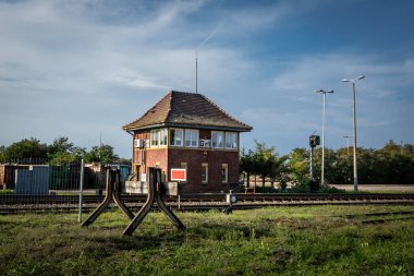 Gryfice, Polonya - 19 Eylül 2023: Eski tren istasyonu inşaatı ve demiryolları. 