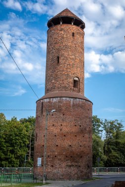 Gryfice, Polonya - 18 Eylül 2023: Ortaçağ Baszta Prochowa, tarihi eski kentteki Toz Kulesi. 