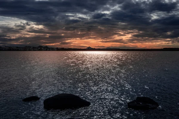 Закат Пейзажа Темным Облачным Небом Атлантическим Океаном Рейкьявике Исландия Шинящая — стоковое фото