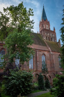 Trzebiatow, Polonya - 18 Eylül 2023: Tarihi şehir merkezindeki Gotik Mariacki Kilisesi. 