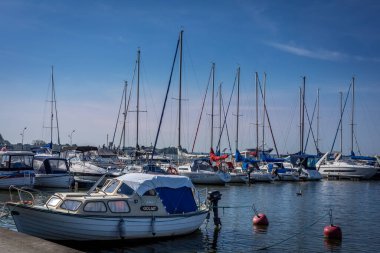 Kamien Pomorski, Polonya - 14 Eylül 2023: Kamien Lagoon limanına demirlemiş tekneler (Zalew Kamienski). 