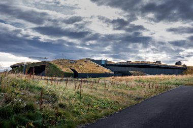 Reykjavik, İzlanda - 25 Eylül 2023: Çatısı yosun kaplı Gök Gölü yüzme havuzu binası. 