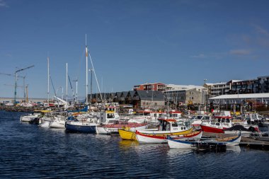 Reykjavik, İzlanda - 25 Eylül 2023: Karsnes limanında demirlemiş renkli balıkçı tekneleri ve yelkenliler, Kopavogur.