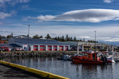 Reykjavik, İzlanda - 25 Eylül 2023: Karsnes limanı, Kopavogur.Bjorgunarmidstod (Hjalparsveit) arka planda bulunan renkli balıkçı tekneleri.