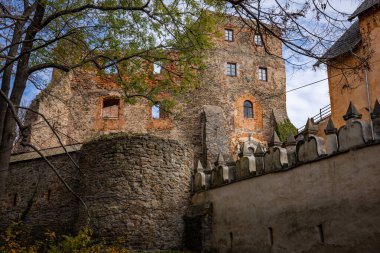 Zagorze Slaskie, Polonya - 27 Ekim 2021: Baykuş Dağlarında Ortaçağ Şatosu Grodno. 