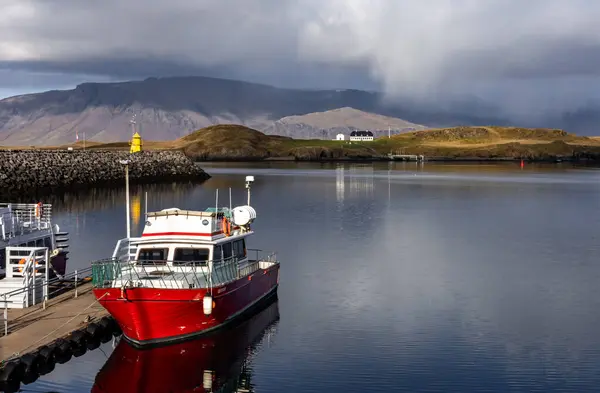 Reykjavik, İzlanda - Ekim 06, 2023: Videy Adası ve Esja Dağı 'nda Videy House (Videyjarstofa) ile Atlantik kıyı manzarası. Kırmızı feribot ön planda.. 