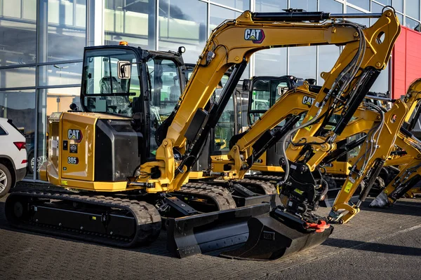 Reykjavik, İzlanda - 25 Eylül 2023: Tırtıl kazıcıları açık havada park halindeler. 