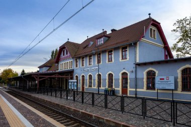 Wroclaw, Polonya - 30 Ekim 2023: Brochow bölgesindeki tarihi tren istasyonu. 