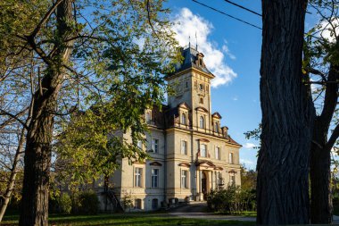 Makowice, Polonya - 29 Ekim 2023: Tarihi neo-rönesans saray oteli. 