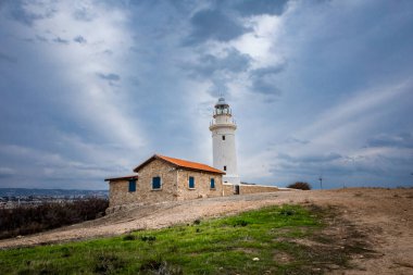 Paphos, Kıbrıs - 22 Aralık 2023: Paphos Arkeoloji Parkı 'ndaki tarihi deniz feneri.