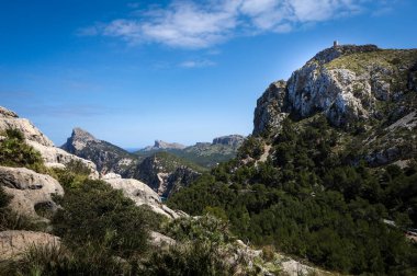Cap de Formentor, Mallorca, Balear Adaları, İspanya. Deniz kıyısındaki güzel dağ manzarası. 