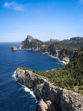 Cap de Formentor, Mallorca, Balear Adaları, İspanya. Deniz kıyısındaki güzel kayalıklar ve dağlar. 