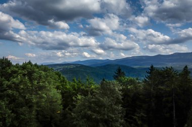 Polonya 'nın Szklarska Poreba kentindeki Zakret Smierci bakış açısıyla Sudetes dağlarının Panoraması. Yeşil orman, yağmurlu gün, vadilerde sis.
