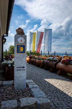 Maria Sniezna, Wilkanow, Polonya - 18 Haziran 2024: Karlı Mary 'nin tapınağındaki açık hava bahçesi. Bir levhada deniz kabuğu sembolü, Aziz James yolunda geleneksel bir hacı tabelası Santiago de Compostela 'ya. 