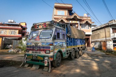 Kathmandu, Nepal - 23 Kasım 2018: Caddeye park etmiş renkli bir Hint TATA kamyonu. 