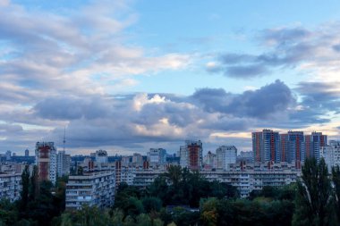 Gün batımında şehrin üstündeki açık mavi gökyüzünde bulutlar. Seçici odak