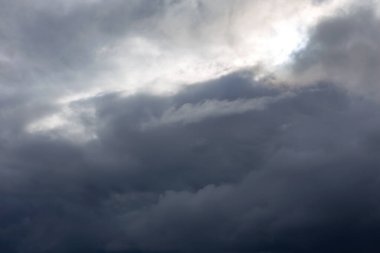 Gri siyah bulutlar gökyüzünü kaplıyor. Yağmur bekleniyor. Tasarım için doku arka planı. Seçici odak