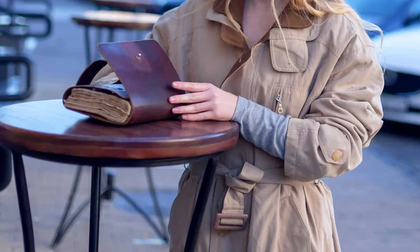 Girl Standing Street Table Holding Diary — Stock Photo, Image