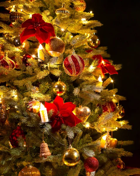 Albero Natale Decorato Con Luci Strati Sfondo Festivo Design Focus — Foto Stock
