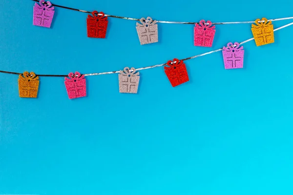 Рождественская Гирлянда Красочных Подарков Светло Голубом Фоне Идеи Вашего Дизайна — стоковое фото