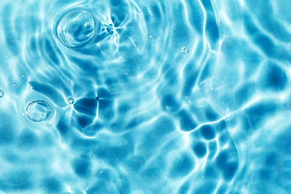 Teksturowane Tło Niebieskiej Falistej Wody Bąbelkami Koncepcja Spokoju Relaksu Zbliżenie — Zdjęcie stockowe