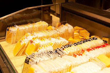 Paketli peynirli bir süpermarkette vitrin. Ticaret, dükkanlar, iş