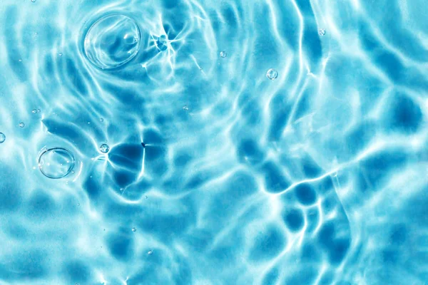 Teksturowane Tło Jasnoniebieskiej Wody Falistej Bąbelkami Koncepcja Spokoju Relaksu Zbliżenie — Zdjęcie stockowe