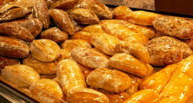 Dükkanda bir sürü farklı ekmek var. Ticaret, dükkanlar, iş