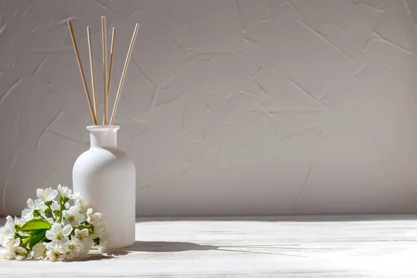 Parfym För Hemmet Aromatisk Vass Diffusor Med Pinnar Och Blommor Stockbild