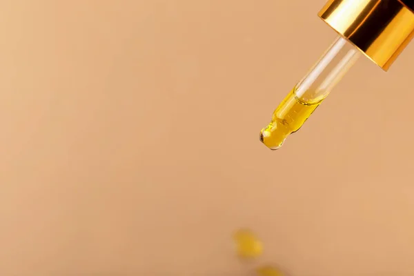Pesquisa Laboratorial Conta Gotas Com Líquido Amarelo Gotas Sobre Fundo — Fotografia de Stock