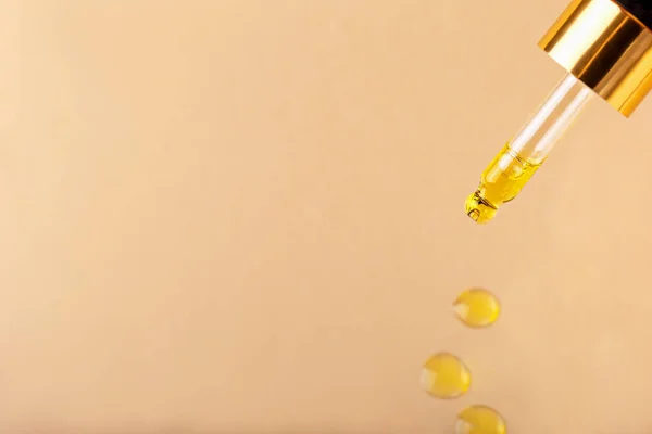 Laboratoriumonderzoek Druppelaar Met Gele Vloeistof Druppels Beige Achtergrond Close Pipetteer — Stockfoto
