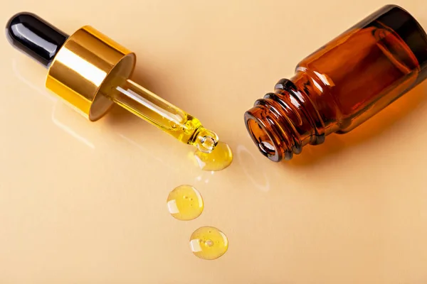 Laboratoriumonderzoek Druppelaar Met Druppels Gele Vloeistof Glazen Amberkleurige Cosmetische Fles — Stockfoto