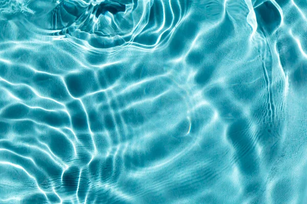 Havuzda Mavi Işık Berrak Dalgalarında Parıldıyor Seçmeli Odak Ayrışma — Stok fotoğraf