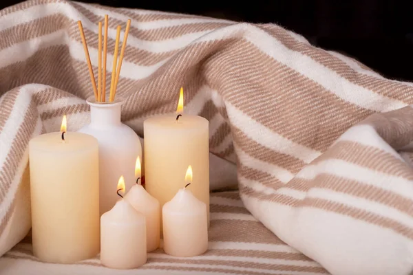 Aromatischer Schilfrohrdiffusor Brennende Kerzen Und Weißer Und Beiger Karo Harmonie — Stockfoto