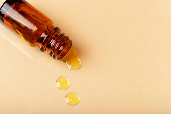 Gele Vloeistof Gemorst Uit Een Amberkleurige Cosmetische Fles Essentie Olie — Stockfoto