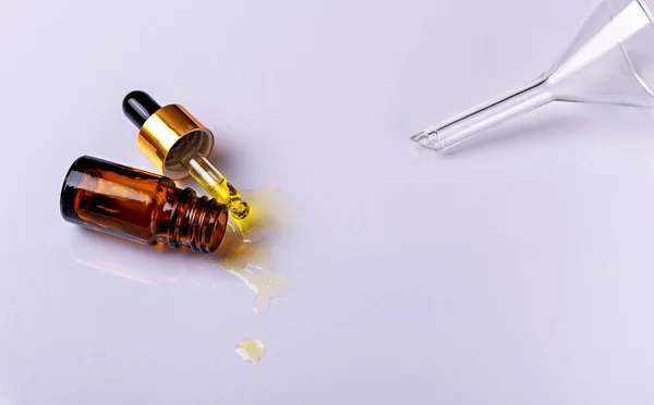 Laboratory Studies Dropper Drops Yellow Liquid Glass Amber Cosmetic Bottle — Stock Photo, Image