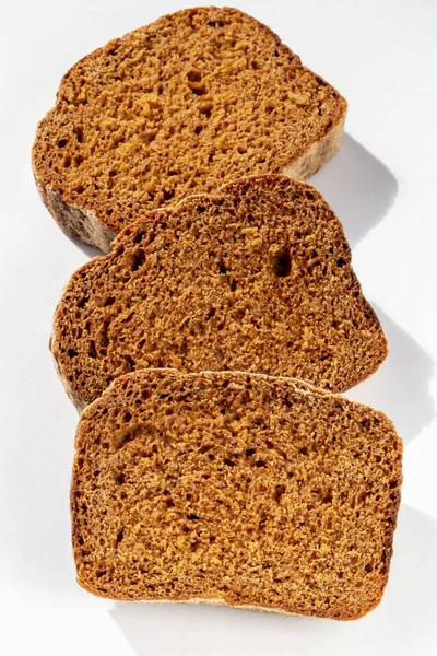 Drie Sneetjes Vers Donker Brood Witte Achtergrond Het Zonlicht Close — Stockfoto