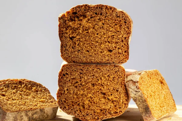 Bochenek Świeżo Upieczonego Chleba Przecięty Pół Plasterki Leżą Drewnianej Desce — Zdjęcie stockowe