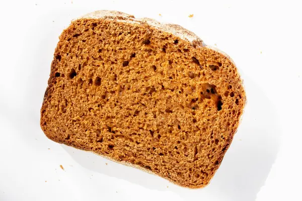 Шматочок Свіжого Темного Хліба Білому Тлі Сонячному Світлі — стокове фото
