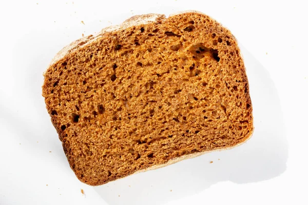 Snijd Van Vers Heerlijk Donker Brood Witte Achtergrond Zonlicht — Stockfoto