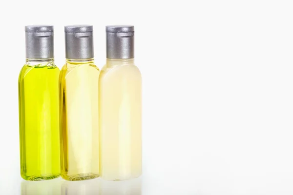 Reizen Cosmetische Set Van Drie Kleine Flessen Cosmetica Witte Achtergrond — Stockfoto