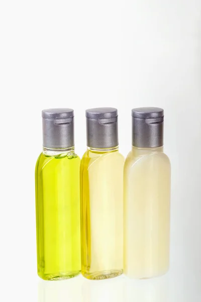 Travel Cosmetic Set Three Small Bottles Cosmetics White Background Shampoo — Stock Photo, Image