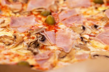 Pastırmalı, mantarlı ve zeytinli taze pizza. Seçmeli odak, ayrışma