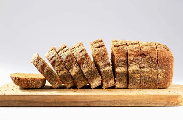 Нарізаний Свіжий Запечений Хліб Крихтами Дошці Білому Тлі — стокове фото