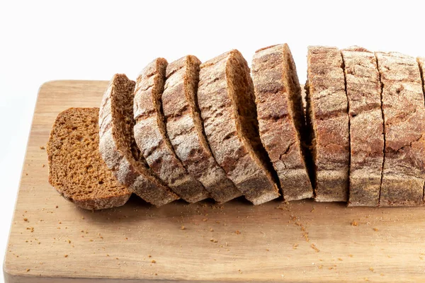 Нарізаний Свіжий Спечений Хліб Крихтами Дошці Білому Тлі Вид Зверху — стокове фото