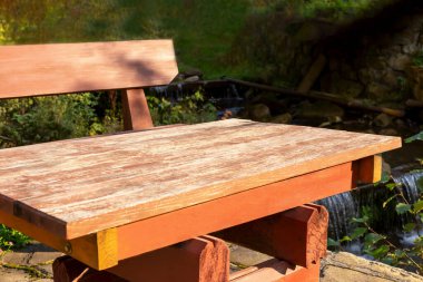 Doğadaki ürünler için ahşap podyum masası. Ürününün reklamını yap. Doğallık ve çevre dostluğu kavramı.