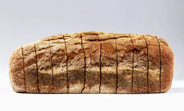 Loaf Φρεσκοψημένο Ψωμί Φέτες Λευκό Φόντο — Φωτογραφία Αρχείου