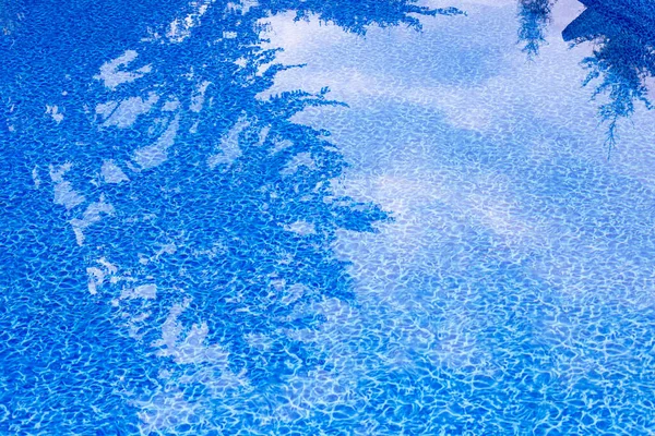 Ağaçlar Bulutlar Berrak Mavi Havuza Yansıyor — Stok fotoğraf